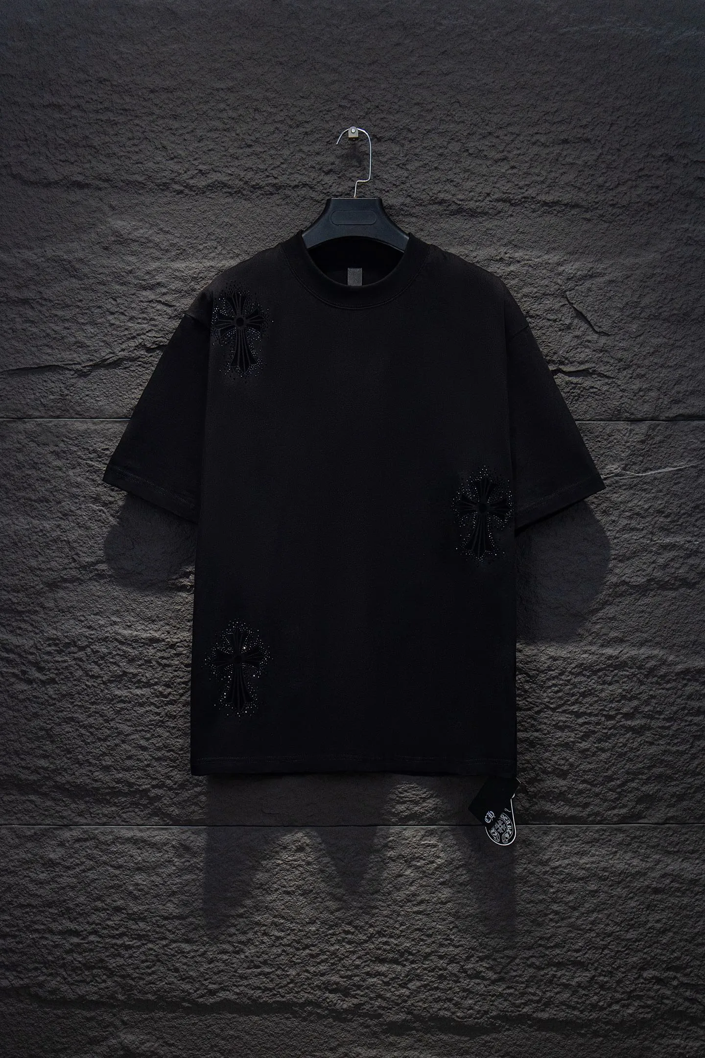 🅿️200 Style number: 7254# 🆕Chrome hearts 25ss os version is really charming. Chrome hearts are really unique. Every season’s new version is the best. It is very practical and can be worn casually✔️ - ⚠️100% cotton. Made of 32 double yarns and 260 grams of fabric. Made of imported knitting needle carded cotton, the thickness is moderate, drapey and contoured, making the upper body comfortable! ! It is very tolerant to fat body types and can instantly lose five pounds after wearing it!  Specially ordered many Austrian hot diamonds, which have the bling bling effect of natural crystals under the light, with multi-faceted reflective points, and the production cost is extremely high. The laser molding includes a computer engraving machine and a laser machine, which are accurate in granular units. Finally, it is hot and set at high temperature. After the hot stamping, the firmness needs to be tested repeatedly on the hot stamping. It can show colorful reflections under the light. The collar webbing extends to the shoulders for reinforcement, and the stitching at the joints. The hem and cuffs are all made of 0.2mm stitch double-thread stitching. They are carefully produced at a high cost. The attitude of making goods with a magnifying glass restores the quality and effect of the product. The full set of customized accessories only presents every detail to the customer. Printing is done using film printing. 50,000 positioning is very time-consuming. The body is treated with silicone elements, which greatly increases the interest of the clothing; unique visual effects. After special treatment, a unique effect is formed. An irregular hem is added to the version. This year's Kroxin is the main version. In the past two years, the oversize version has become the focus of the trend and has been a popular staple in the past two years. The change of designers has made this brand an instant hit. The progressive fashion of the times also needs the blood impact of fresh elements and trendy designs in order to continue its glory! It’s stylish both inside and outside, a must-have for high street travel! An absolute "eye-catching style" that can match couples 💏 Color: Black White Size: S M L XL